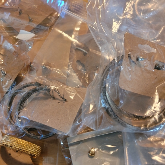 Earings - Picture 4 of 13